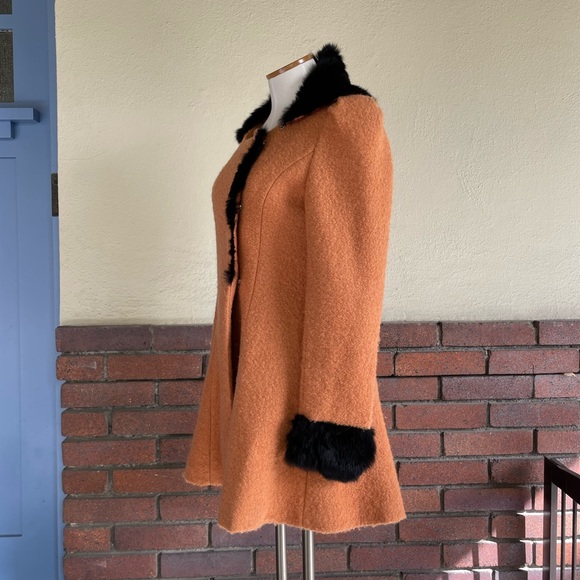 Vintage | Elegant Dress Coat with Black Fur Accents - Picture 4 of 15